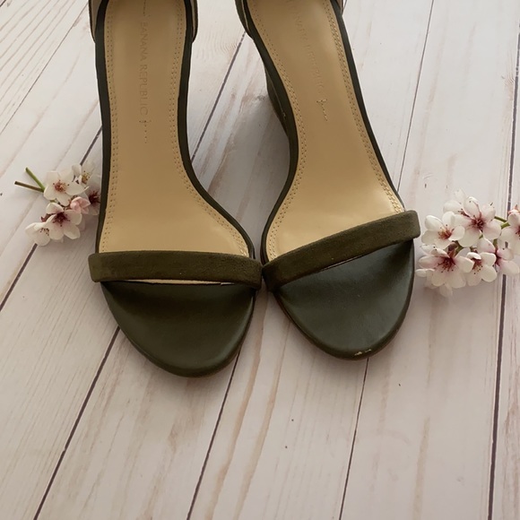 Banana Republic olive green sandal - Picture 6 of 16